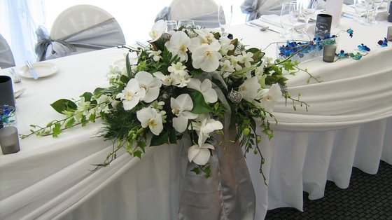 украшение цветами свадебный стол