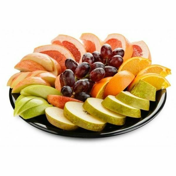 Фруктовая тарелка ассорти: апельсин, грейпфрут, виноград, яблоко, груша.